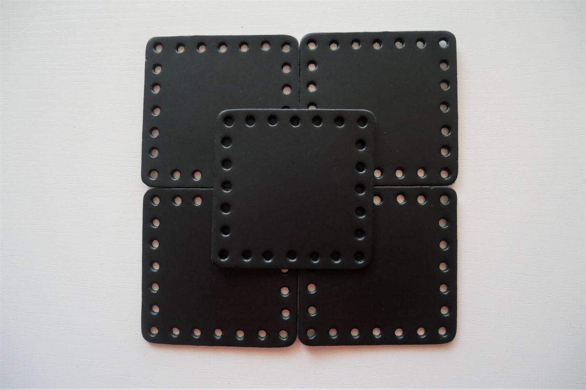 Kwadraty ze skóry naturalnej 80 X 80 mm (czarny - 5 szt.)