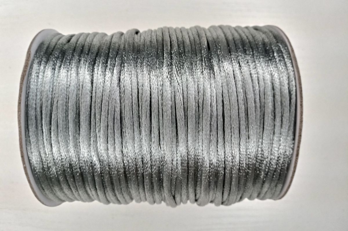Sznurek satynowy 2 mm - 402 ( szary )