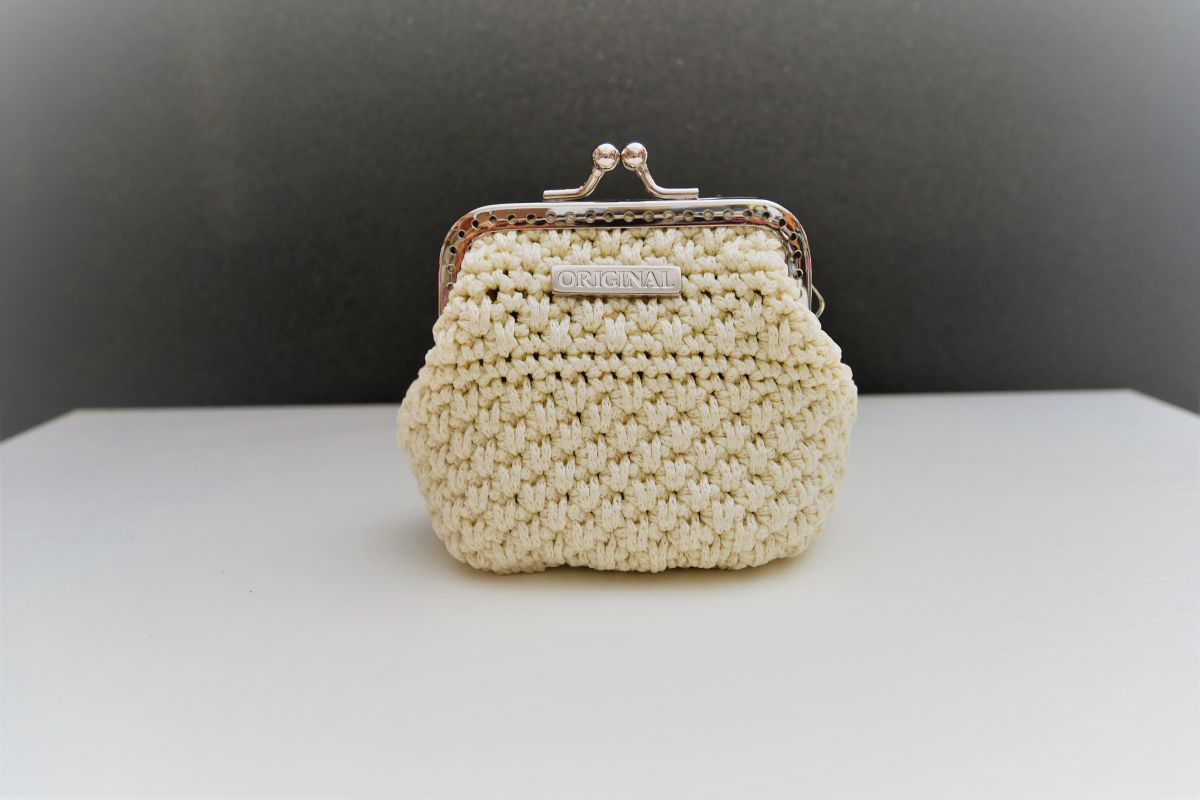 Portmonetka w metalowej ramie  7,5 cm -kremowa