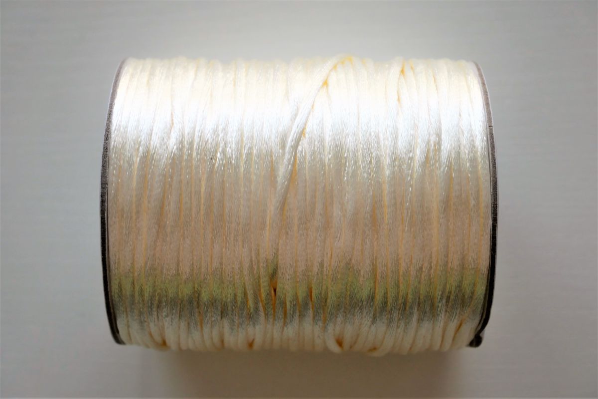 Sznurek satynowy 2 mm -04 (kremowy)