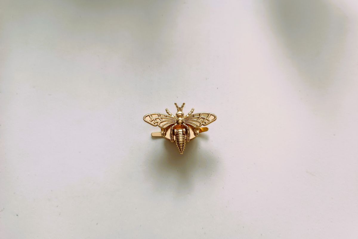 Zapięcie do torebki lub torby -  owad - 3 x 5 cm ( kolor złoty )