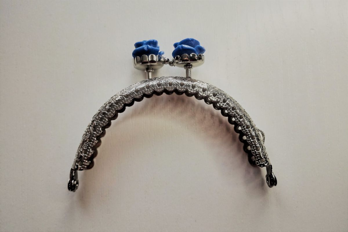 Metalowa ramka - zapięcie   do portmonetki z kwiatkiem (bluette -niebieskie  ) 8,5 cm