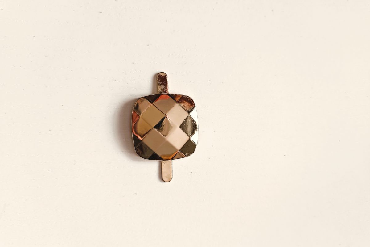Ozdoba metalowa   kwadrat   - 3 cm ( kolor złoty)