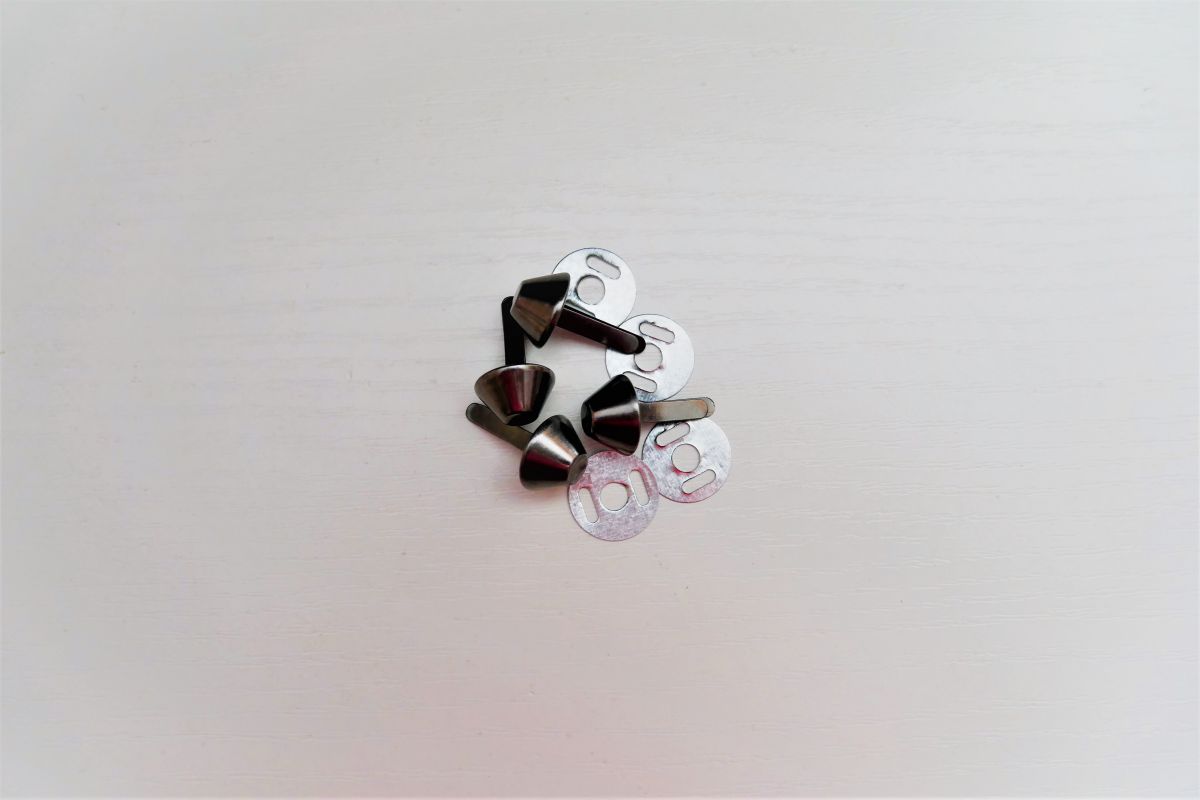 Pukiel kaletniczy - nóżki - stożek - czarny  nikiel 12x22mm (4 szt.)