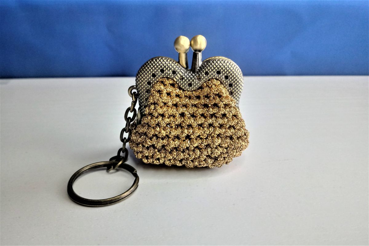 Breloczek -  w metalowej ramce (bigle) - 4 cm - ZŁOTA