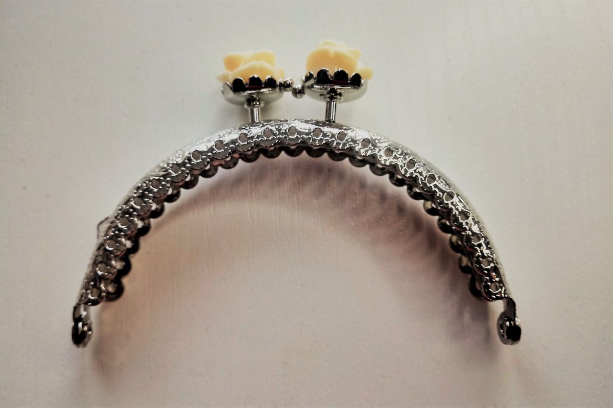 Metalowa ramka - zapięcie  do portmonetki z kwiatkiem  (bianco - białe ) 8,5 cm